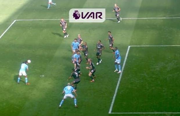 Ce gafă în Premier League! Șeful arbitrilor englezi a dezvăluit discuția din camera VAR