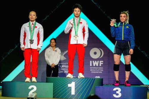 Mihaela Cambei (prima din dreapta), medalie de bronz la CM de haltere de la Riad (Foto: Imago)