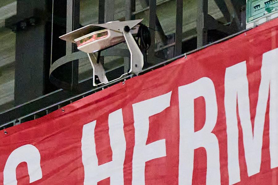 Așa arată camerele Focus care monitorizează jucătorii în timp real la meciurile din Superligă FOTO: Raed Krishan (GSP) Superliga a intrat în era Hi-Tech » Camerele-spion care au apărut pe stadioanele din România! Ce date furnizează și cum îi ajută în timp real pe antrenori