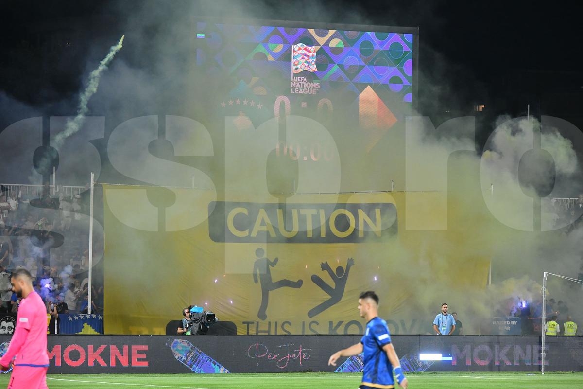 Sârbii cer intervenția UEFA din cauza steagului scandalos apărut în spatele băncii României în Kosovo