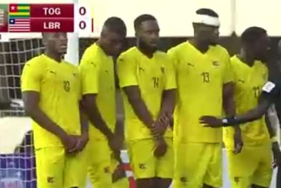 Josue Homawoo, numărul 13, cu capul spart în meciul Togo - Liberia / Captură Facebook Îngrijorare la Dinamo: Josue Homawoo, cu capul spart la meciul naționalei » Care e situația medicală a togolezului