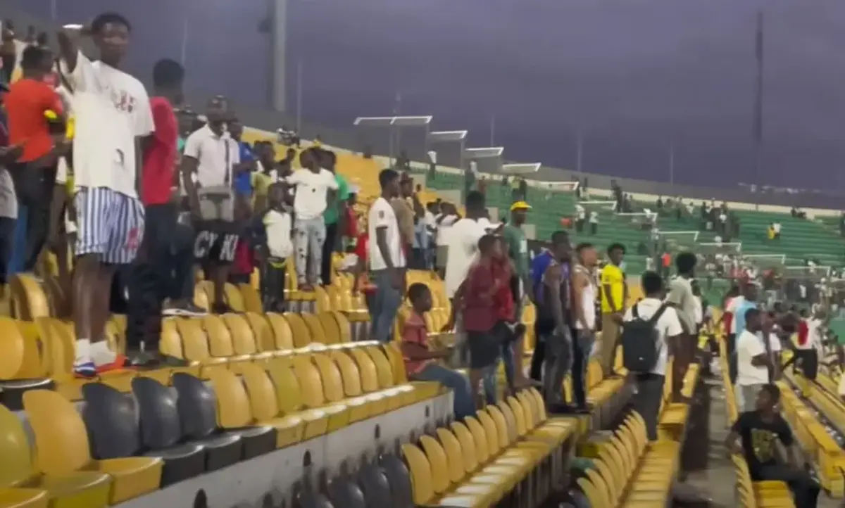 Haos sub ochii vedetelor din Premier League » Doar militarii înarmați au putut opri furia fanilor, după ce naționala lor a suferit un eșec istoric