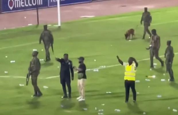 Haos sub ochii vedetelor din Premier League » Doar militarii înarmați au putut opri furia fanilor, după ce naționala lor a suferit un eșec istoric