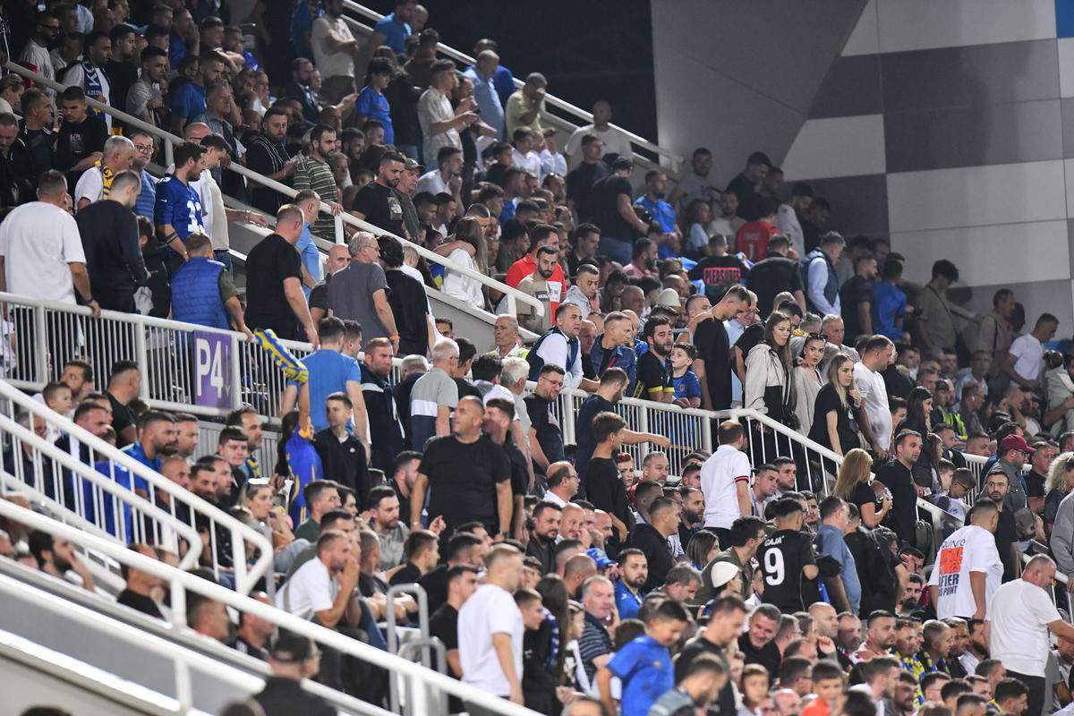 Sârbii cer intervenția UEFA din cauza steagului scandalos apărut în spatele băncii României în Kosovo
