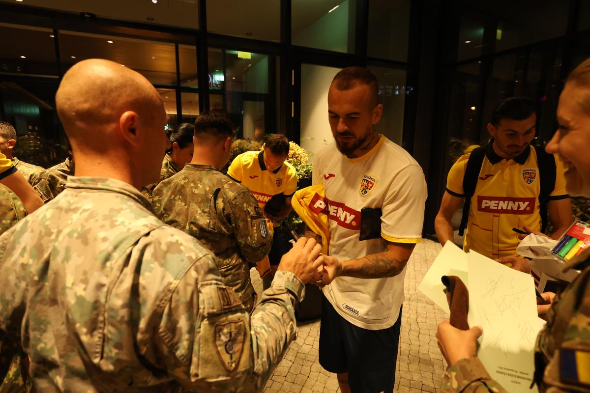 Imagini impresionante: vizita surprinzătoare pe care au primit-o jucătorii la hotel după antrenamentul oficial: “Fiul meu nu va dormi toată noaptea”