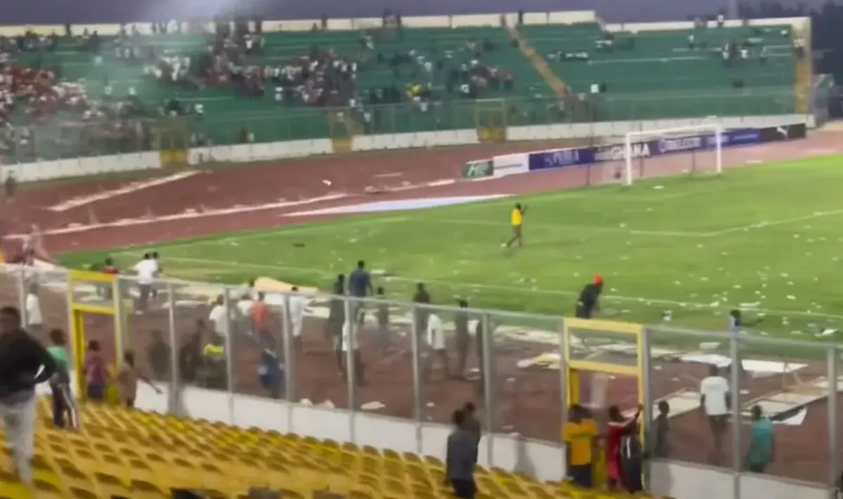 Haos sub ochii vedetelor din Premier League » Doar militarii înarmați au putut opri furia fanilor, după ce naționala lor a suferit un eșec istoric
