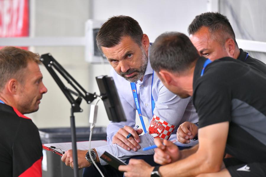 Željko Kopić primește în timp real informații pe bancă, pe o tabletă FOTO: Cristi Preda (GSP) Superliga a intrat în era Hi-Tech » Camerele-spion care au apărut pe stadioanele din România! Ce date furnizează și cum îi ajută în timp real pe antrenori
