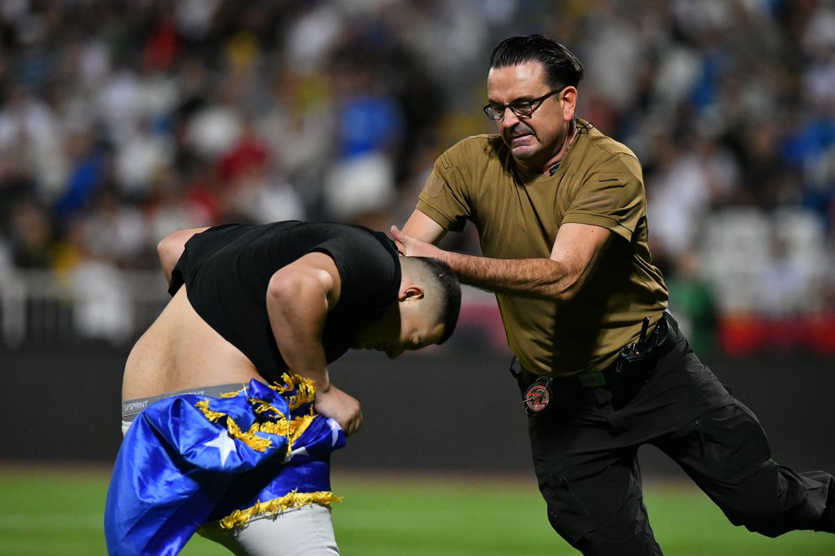 Sârbii cer intervenția UEFA din cauza steagului scandalos apărut în spatele băncii României în Kosovo
