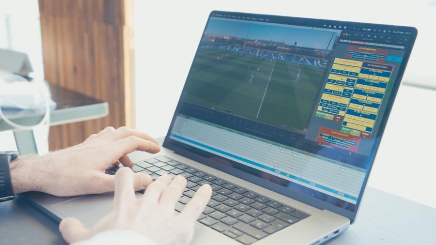 Analiștii video ai echipelor din Superligă se conectează la un soft special de monitorizare Superliga a intrat în era Hi-Tech » Camerele-spion care au apărut pe stadioanele din România! Ce date furnizează și cum îi ajută în timp real pe antrenori