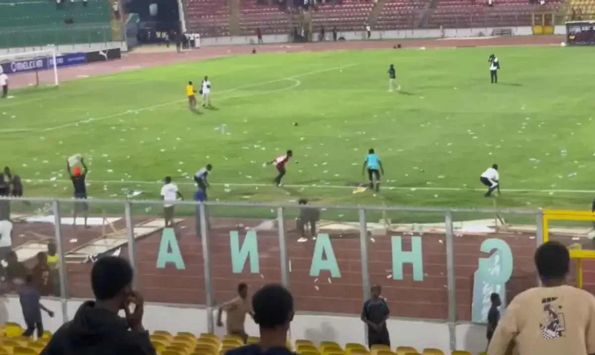 Haos sub ochii vedetelor din Premier League » Doar militarii înarmați au putut opri furia fanilor, după ce naționala lor a suferit un eșec istoric