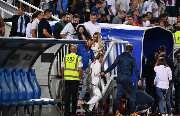 Final cu peripeții la Kosovo - România » Mai mulți suporteri au invadat terenul, iar meciul a fost oprit de trei ori în 10 minute