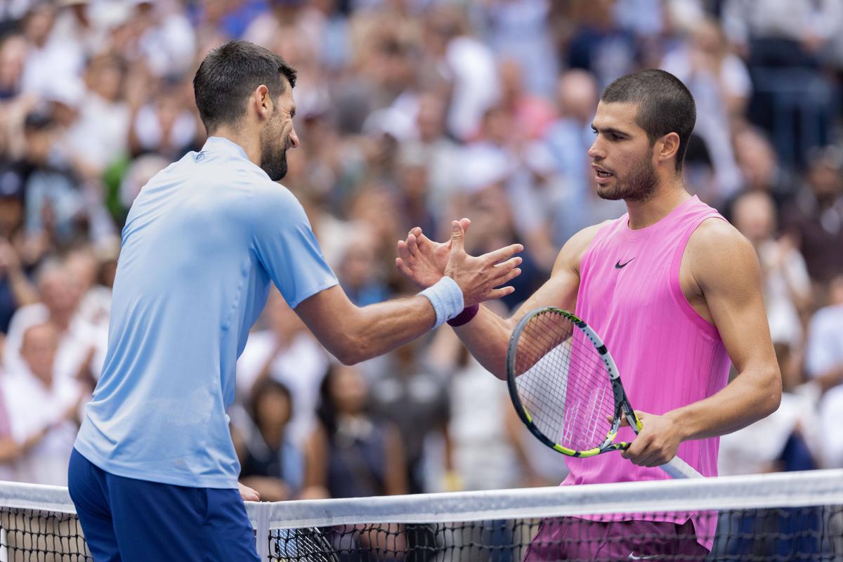 Djokovic l-a îmbrățișat pe Alcaraz după semifinala de la US Open/ foto: Imago Images