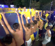 Imagini incredibile cu copii care s-au cățărat pe garduri și au pus tricourile ca la uscat pentru a obține un autograf de la favoriți
