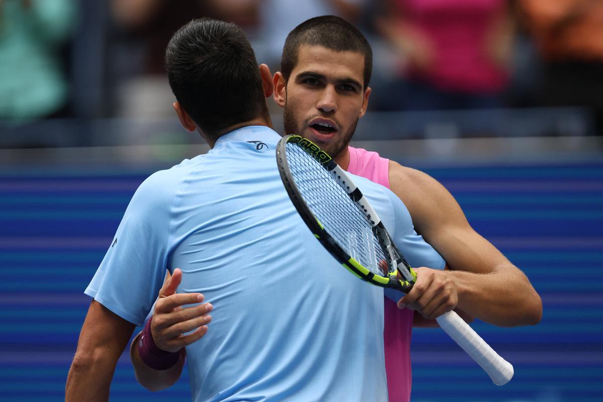 Djokovic l-a îmbrățișat pe Alcaraz după semifinala de la US Open/ foto: Imago Images