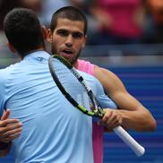 Djokovic l-a îmbrățișat pe Alcaraz după semifinala de la US Open/ foto: Imago Images