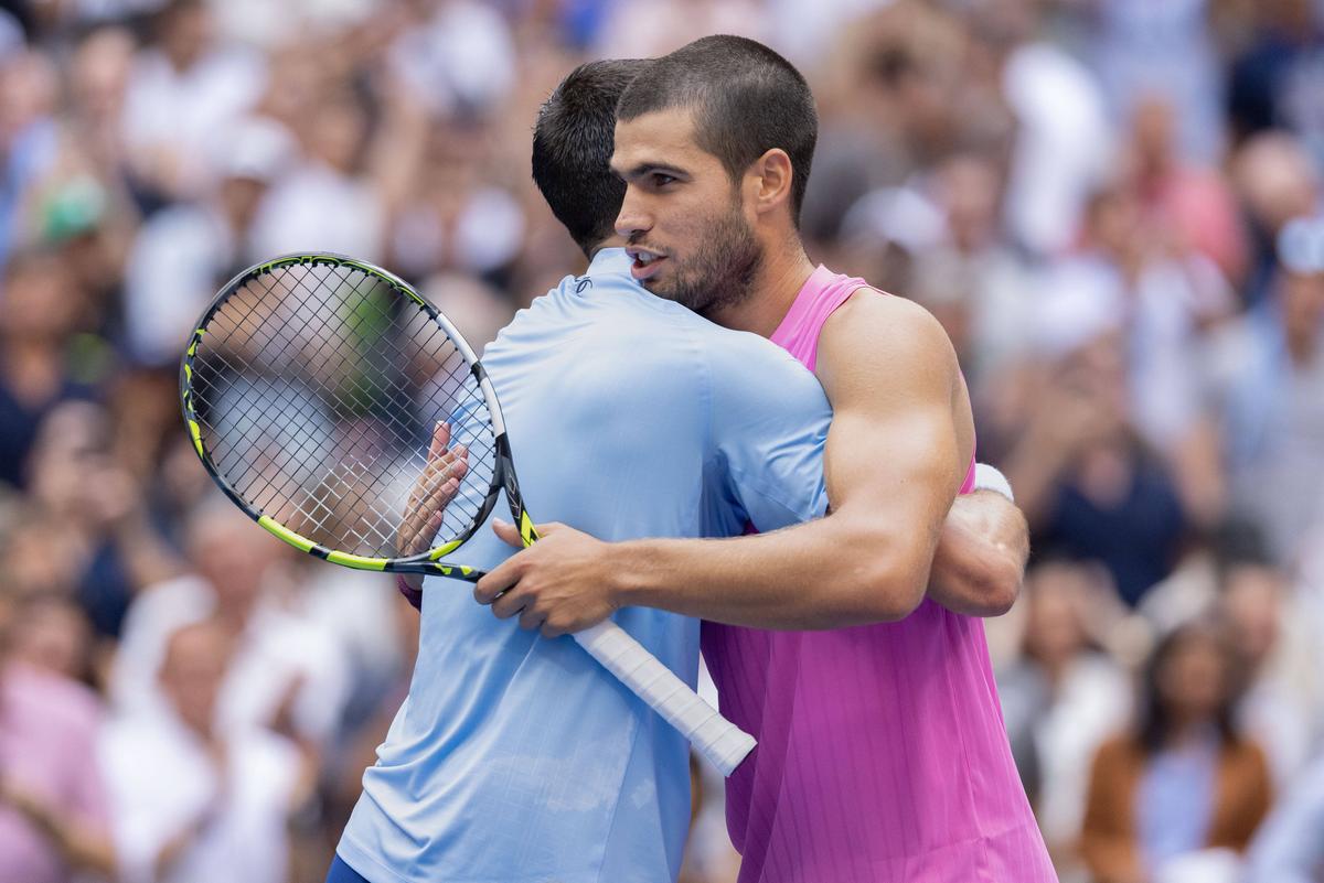 Djokovic l-a îmbrățișat pe Alcaraz după semifinala de la US Open/ foto: Imago Images
