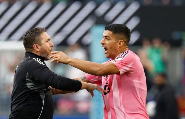 Și-a cerut scuze, însă nu a fost cruțat! » Sancțiunea primită de Luis Suarez după ce a scuipat un adversar