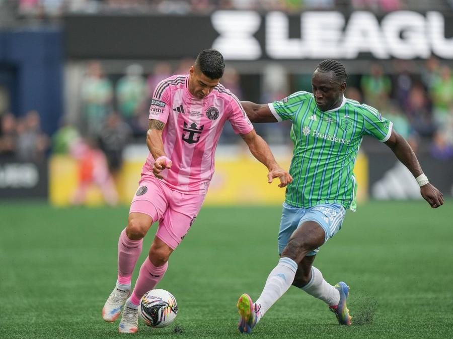 Luis Suarez (Inter Miami), într-un duel cu Yeimar Gomez (Seattle Sounders) / Foto: Imago Și-a cerut scuze, însă nu a fost cruțat! » Sancțiunea primită de Luis Suarez după ce a scuipat un adversar