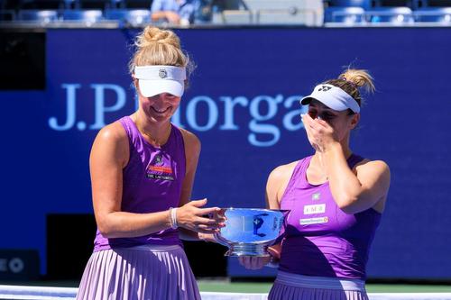 Erin Routliffe și Gabriela Dabrowski cu trofeul de la US Open 2025 Foto: Imago Images