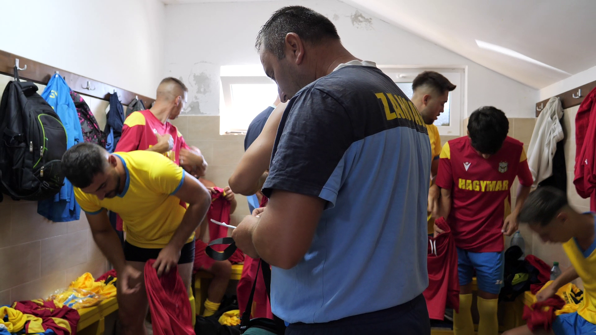„Era să ne bage mortu-n casă înainte de final!”. Cum arată o duminică în Liga 6 Prahova: ședință aprinsă în vestiar, imnul și „Dragonul”