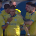 Daniel Bîrligea, în meleul de bucurie de la golul de 3-2 din Frosinone - Venezia
