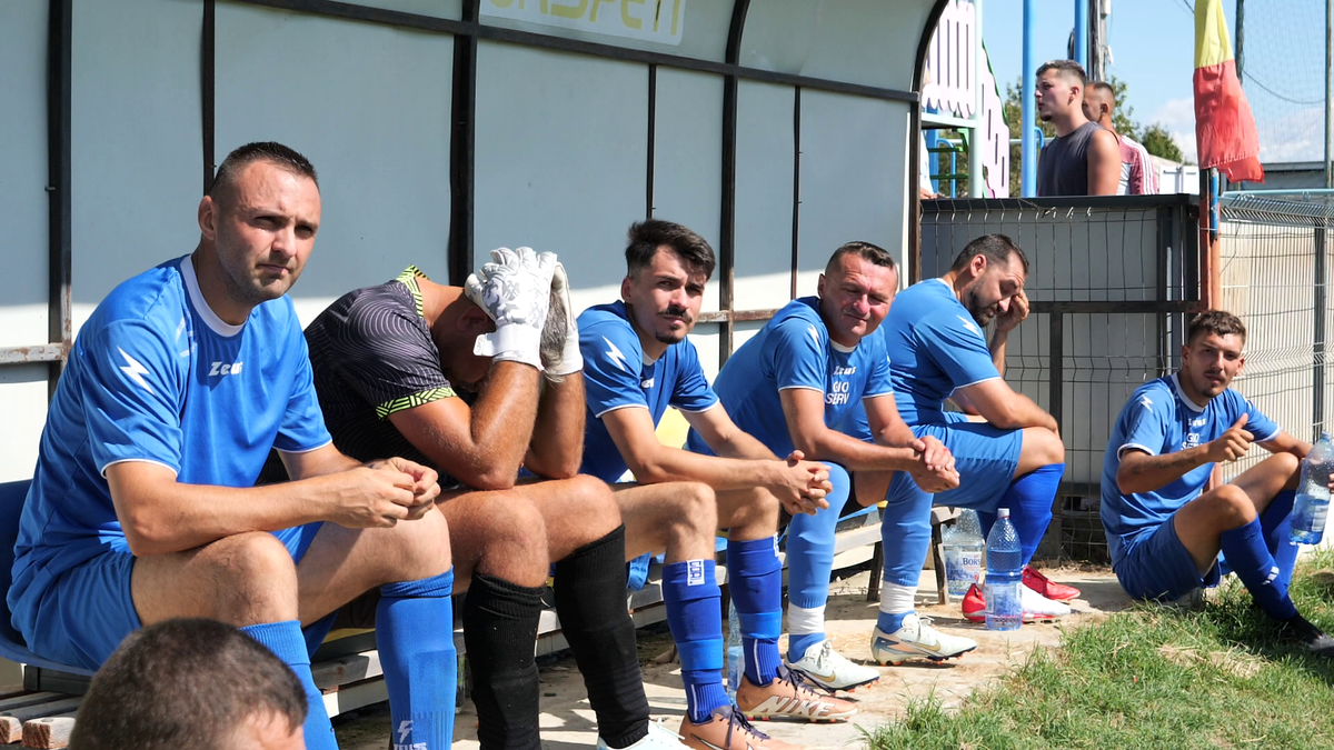 „Era să ne bage mortu-n casă înainte de final!”. Cum arată o duminică în Liga 6 Prahova: ședință aprinsă în vestiar, imnul și „Dragonul”