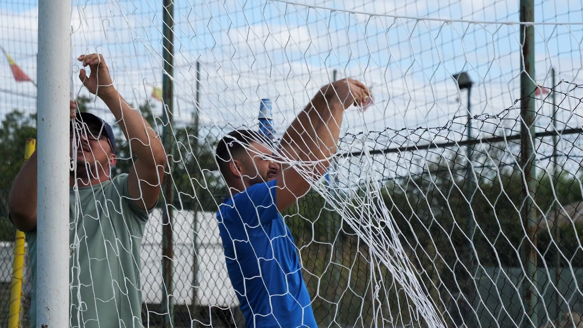 „Era să ne bage mortu-n casă înainte de final!”. Cum arată o duminică în Liga 6 Prahova: ședință aprinsă în vestiar, imnul și „Dragonul”