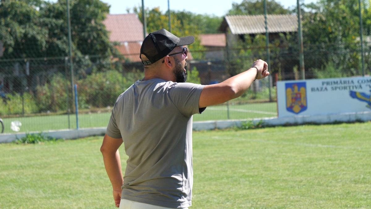 „Era să ne bage mortu-n casă înainte de final!”. Cum arată o duminică în Liga 6 Prahova: ședință aprinsă în vestiar, imnul și „Dragonul”