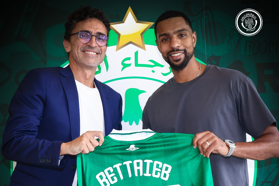 Adel Bettaieb, prezentat oficial la Raja Casablanca // foto: facebook @Raja Club Athletic
Adel Bettaieb, prezentat oficial la Raja Casablanca // foto: facebook @Raja Club Athletic Adel Bettaieb, prezentat la noua echipă » Va fi coleg cu un fost jucător din Superligă