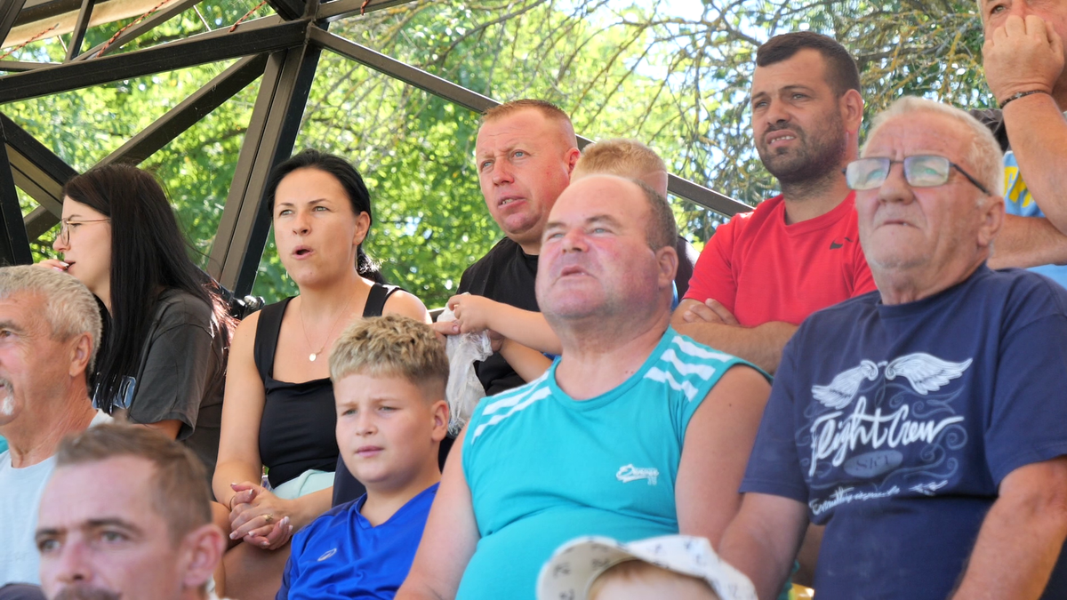 „Era să ne bage mortu-n casă înainte de final!”. Cum arată o duminică în Liga 6 Prahova: ședință aprinsă în vestiar, imnul și „Dragonul”