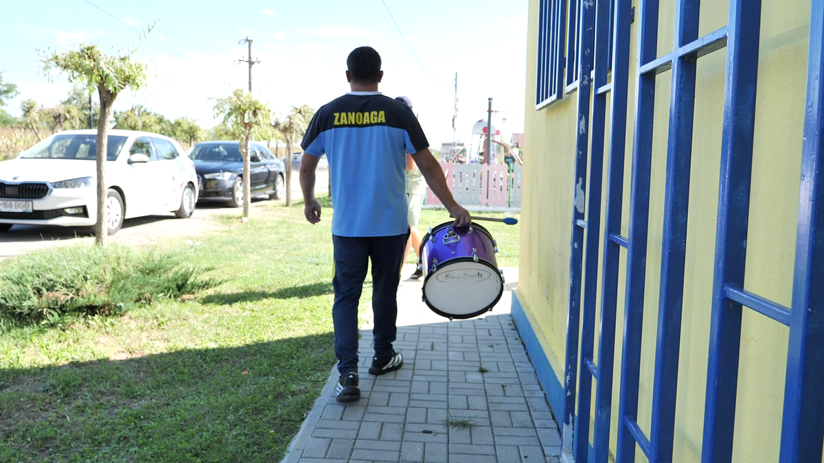 „Era să ne bage mortu-n casă înainte de final!”. Cum arată o duminică în Liga 6 Prahova: ședință aprinsă în vestiar, imnul și „Dragonul”