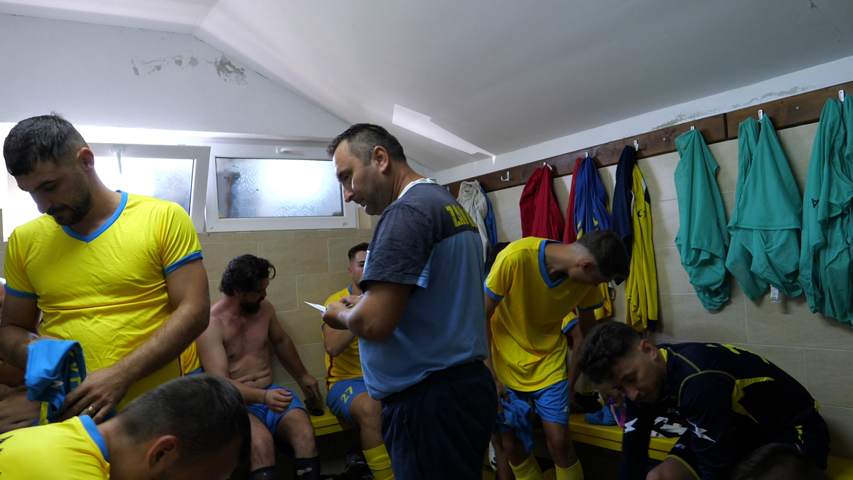 „Era să ne bage mortu-n casă înainte de final!”. Cum arată o duminică în Liga 6 Prahova: ședință aprinsă în vestiar, imnul și „Dragonul”
