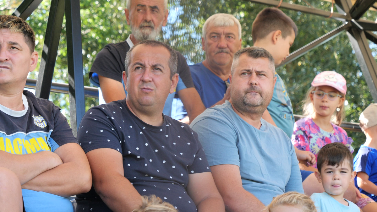 „Era să ne bage mortu-n casă înainte de final!”. Cum arată o duminică în Liga 6 Prahova: ședință aprinsă în vestiar, imnul și „Dragonul”