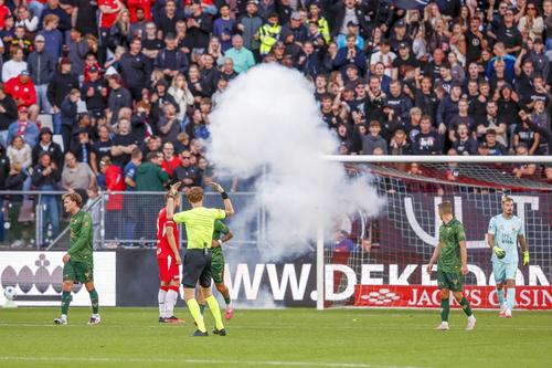 Meciul dintre FC Utrecht și Go Ahead Eagles, din prima ligă a Olandei, a fost întrerupt definitiv sâmbătă seara // foto: Imago
