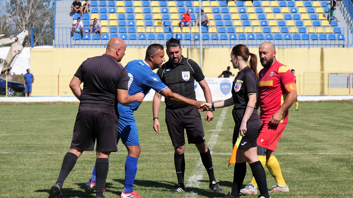 „Era să ne bage mortu-n casă înainte de final!”. Cum arată o duminică în Liga 6 Prahova: ședință aprinsă în vestiar, imnul și „Dragonul”