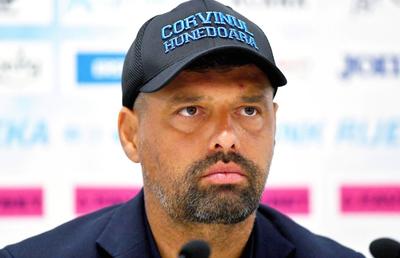 Florin Maxim, furios după Petrolul - Corvinul: „Zici că ne-am întâlnit să jucăm pe nisip!”