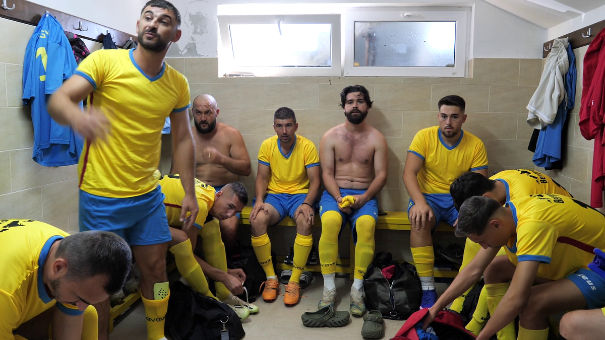 „Era să ne bage mortu-n casă înainte de final!”. Cum arată o duminică în Liga 6 Prahova: ședință aprinsă în vestiar, imnul și „Dragonul”