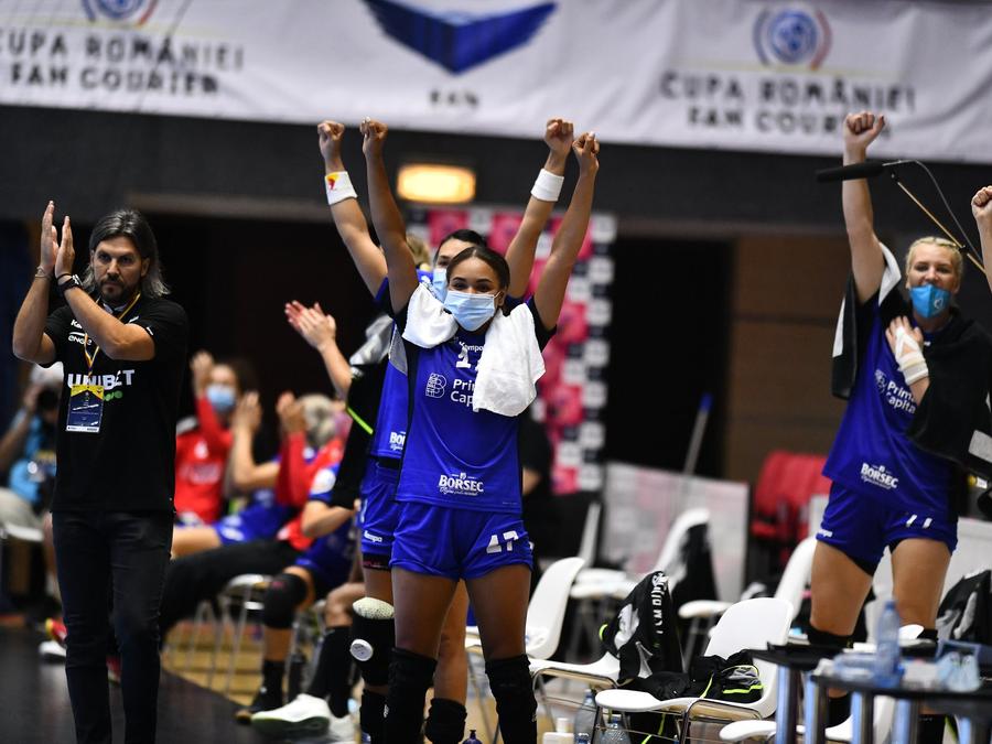 Antrenorul Adi Vasile va trebui să se descurce fără briliantul echipei FOTO CSM Bucuresti Adi Vasile confirmă GSP.RO: „Cristina Neagu e în izolare. Activitatea echipei a fost întreruptă!” » Ce se întâmplă cu CSM București în Liga Campionilor