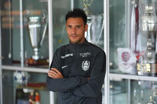 Mario Camora, un fotbalist cu personalitate, a acceptat să asculte fără să crâcnească de Dan Petrescu, unul dintre motivele pentru care CFR Cluj domină România de 3 ani și este pentru a doua oară în grupele Europa League.