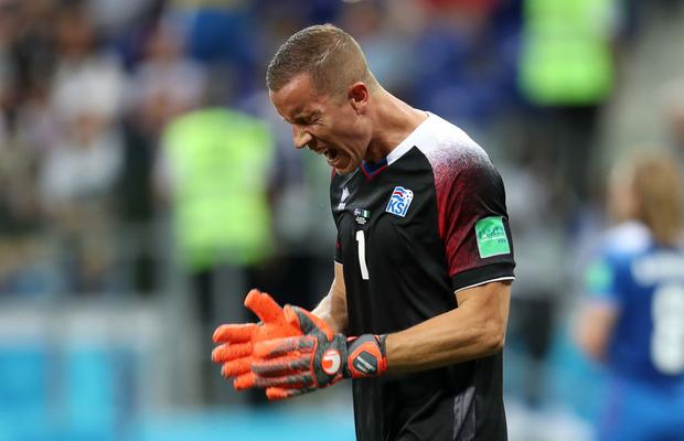 ISLANDA - ROMÂNIA. Povestea incredibilă a portarului care vrea să ne blocheze drumul spre Euro 2020 » S-a retras la 20 de ani, s-a făcut regizor și e expert la penalty-uri