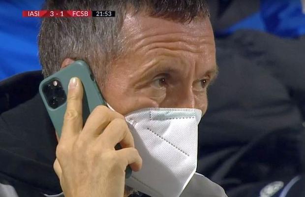 FCSB. E Bill, nu Gigi ;) » Ce zice MM că face cu telefonul la ureche în timpul meciurilor: „Asta ascult, mă!”