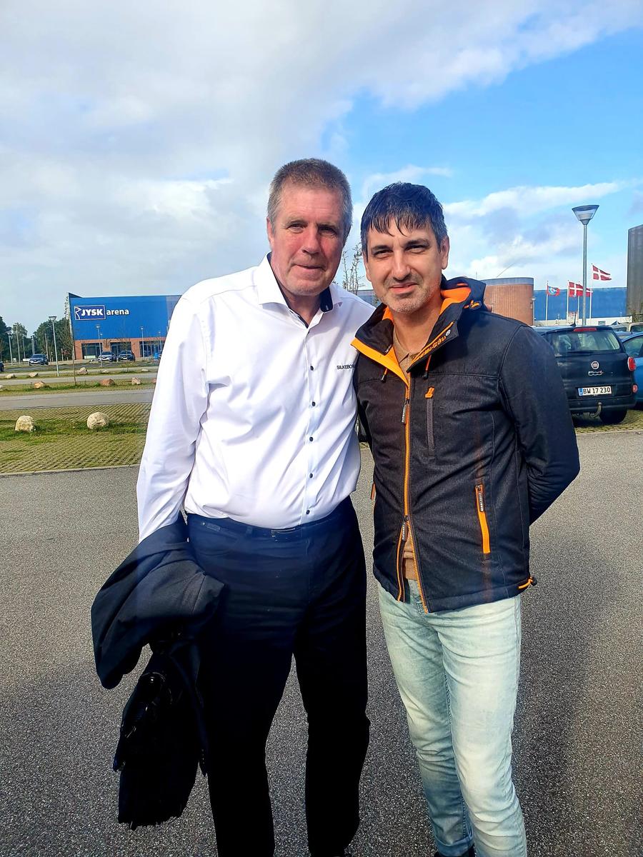 Kent Nielsen, antrenorul lui Silkeborg, și Eduard Apostol, reporter GSP Echipa GSP, întâlnire în parcarea stadionului, azi, cu antrenorul lui Silkeborg: „Ar fi o catastrofă să facem asta!”