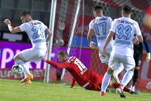 Pavol Safranko, într-un duel cu FCSB / Sursă foto: Imago Images