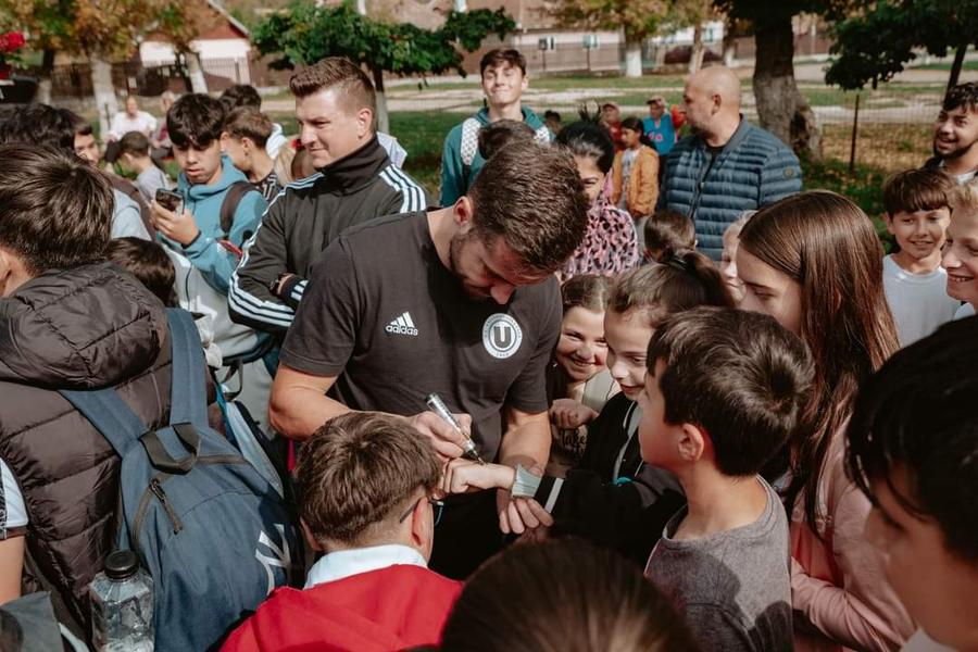 Alexandru Chipciu a semnat autografe pentru fani. Foto: Instagram Alexandru Chipciu și Dan Nistor au dus cărți într-o comună de lângă Cluj-Napoca: „De la «studenți», cărți pentru elevi”