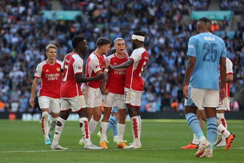 Fotbaliști lui Arsenal, sărbătorind un gol