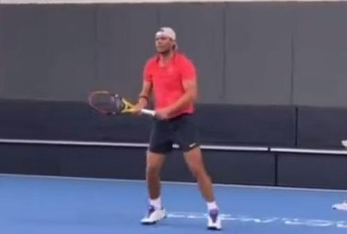 Rafael Nadal, antrenându-se la academia sa din Manacor