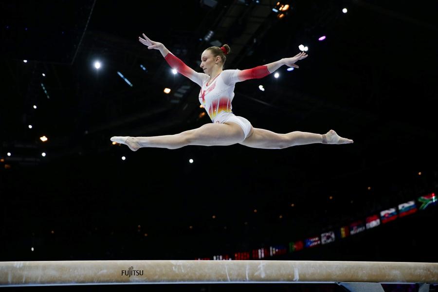 Ana maria Bărbosu plutind peste bârnă FOTO Imago Images Simone Biles din nou regină, Ana Bărbosu pe locul 23 în finala de la individual compus din cadrul Campionatelor Mondiale de la Antwerp