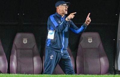 „Asta i-a dat pe ei peste cap” » Leo Grozavu dezvăluie ce s-a întâmplat la pauza meciului cu Rapid și care e filosofia sa: „Eu vreau să atac, nu să joc închis și să aștept la «poate iese ceva»”