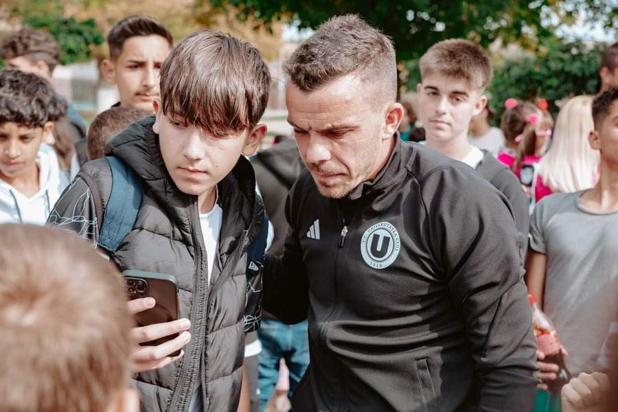 Alexandru Chipciu și Dan Nistor au dus cărți într-o comună de lângă Cluj-Napoca. Foto: Instagram Alexandru Chipciu și Dan Nistor au dus cărți într-o comună de lângă Cluj-Napoca: „De la «studenți», cărți pentru elevi”
