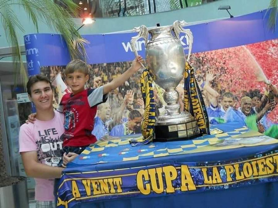 Mihnea Rădulescu împreună cu fratele său alături de Cupa României cucerită de Petrolul în 2013. Foto: arhiva personală Viitoarea „perlă” a fotbalului românesc?! ”Beleaua mică” de pe lista lui Dinamo și FCSB: ”Tata mi-a atras atenția să nu păcălesc fotbalul și nu mi-a zis niciodată un «bravo»” + Gestul amuzant după ce a dat mâna cu Hagi